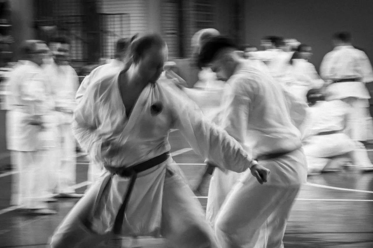 Karatecas aplicando técnica de karatê goju-ryu
